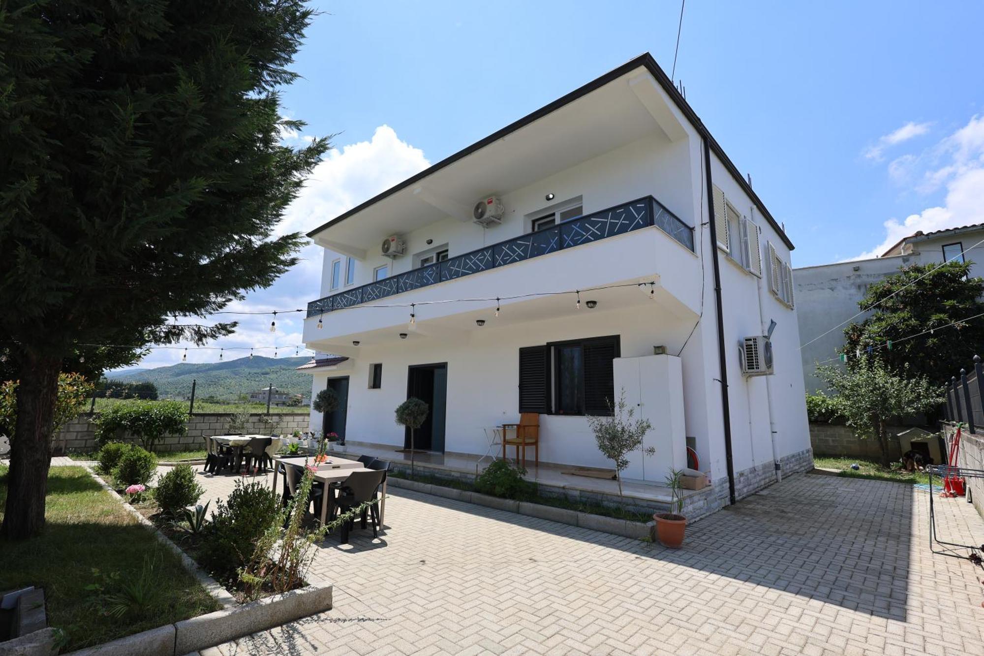 Baza Hostel - Swimming Pool Berat Kültér fotó
